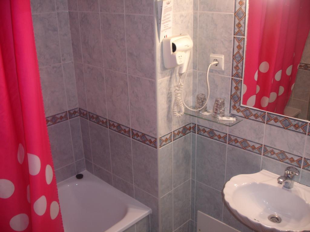 Отель Pensao Residencial Roma Лиссабон Номер фото